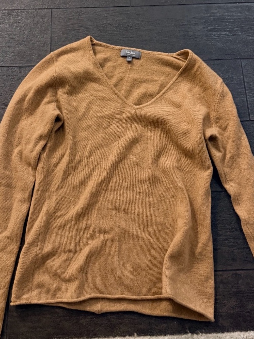 Neiman Marcus Cashmere  V-Neck Sweater in Camel Brown